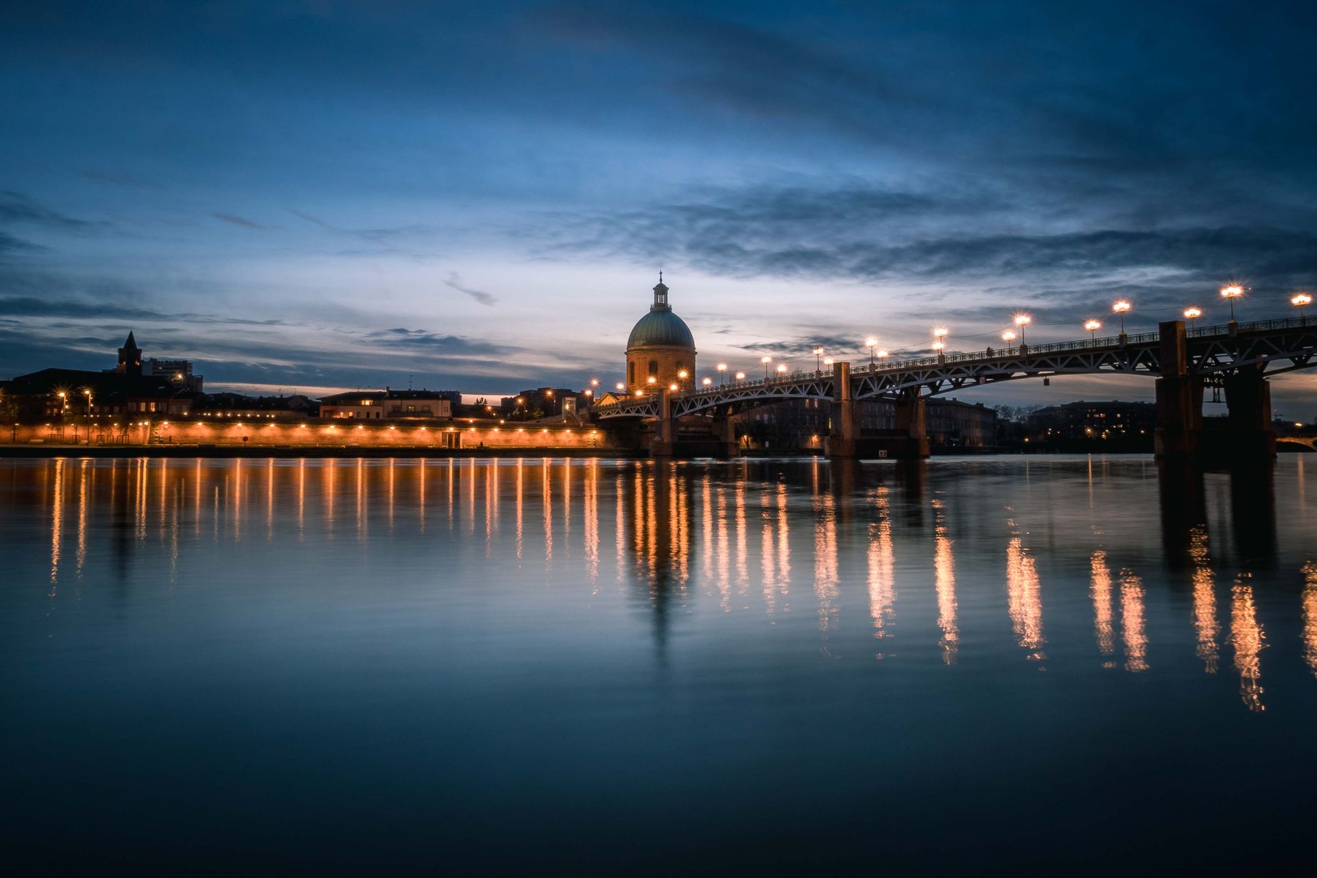 Toulouse au crépuscule : la Garonne, le pont Saint-Pierre et le dôme de la Grave illuminés